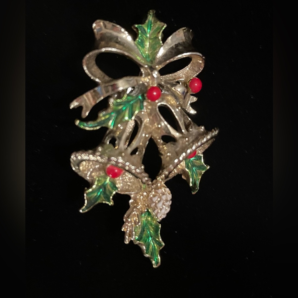 Vintage Gerry’s holly bell brooch - Picture 3 of 5